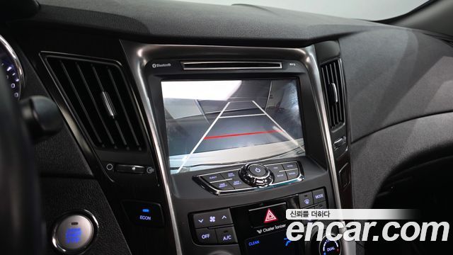 Hyundai Sonata Hybrid 2.0 Premium 2014 — фото 15