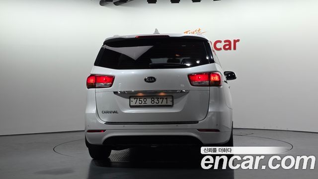 Kia Carnival 11-seater Luxury 2015 — фото 4