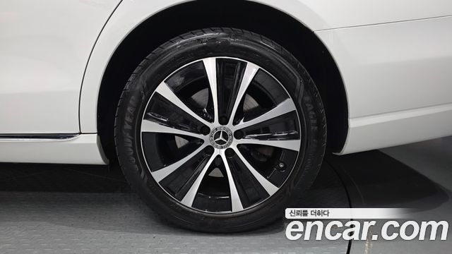 Mercedes-Benz E-Class (W213) E300e 4MATIC Exclusive 2021 — фото 21