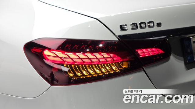 Mercedes-Benz E-Class (W213) E300e 4MATIC Exclusive 2021 — фото 23