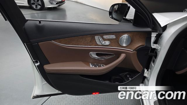 Mercedes-Benz E-Class (W213) E300e 4MATIC Exclusive 2021 — фото 24