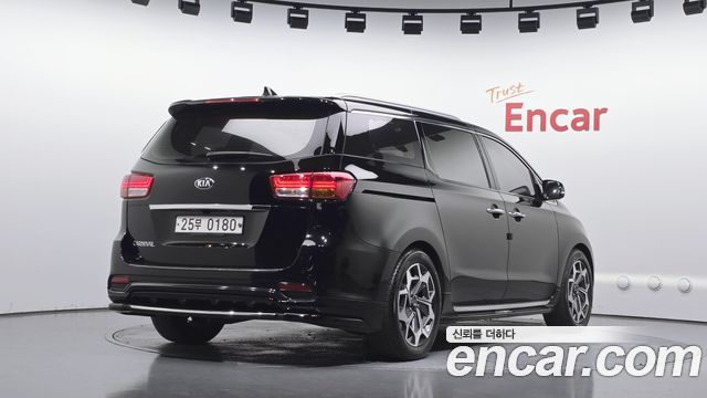 Kia Carnival 9-seater Noblesse 2016 — фото 2