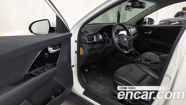 Kia Niro Prestige 2018 — фото 10