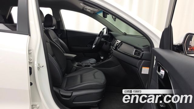 Kia Niro Prestige 2018 — фото 11