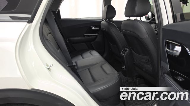 Kia Niro Prestige 2018 — фото 12