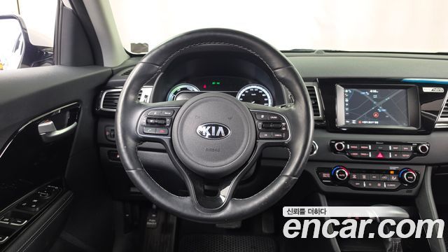 Kia Niro Prestige 2018 — фото 13