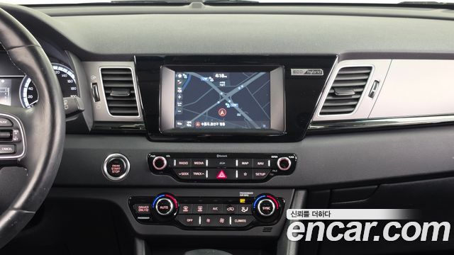 Kia Niro Prestige 2018 — фото 14