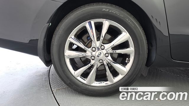 Kia Carnival 9-Seater Prstige 2020 — фото 5