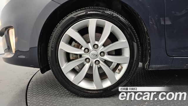 Kia Carens 1.7 VGT Prestige 2014 — фото 5
