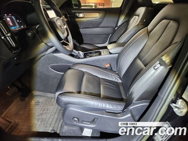 Volvo XC40 B4 Ultimate Bright 2023 — фото 10