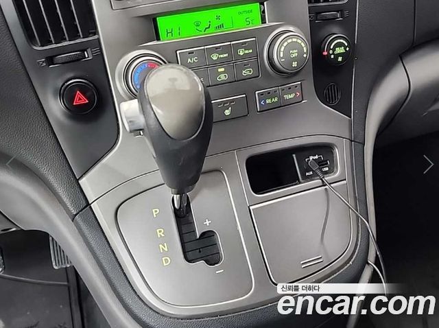 Hyundai Grand Starex 12-Seater Wagon CVX Premium 2012 — фото 8