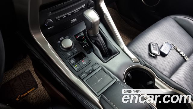 Lexus NX300h Executive 2017 — фото 9