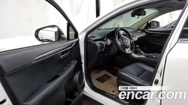 Lexus NX300h Executive 2017 — фото 10