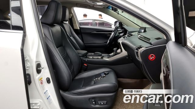 Lexus NX300h Executive 2017 — фото 15