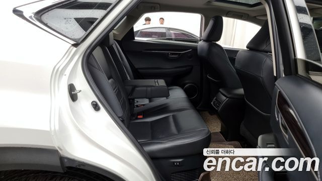 Lexus NX300h Executive 2017 — фото 16