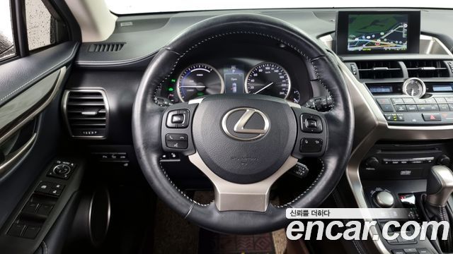 Lexus NX300h Executive 2017 — фото 17