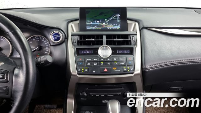 Lexus NX300h Executive 2017 — фото 18