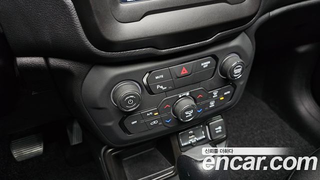 Jeep Renegade 2.4 Longitude 2021 — фото 18
