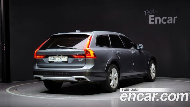Volvo V90 Cross Country D5 AWD 2018 — фото 2