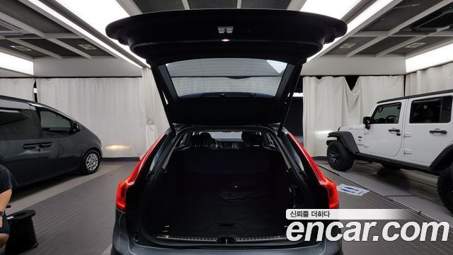 Volvo V90 Cross Country D5 AWD 2018 — фото 20