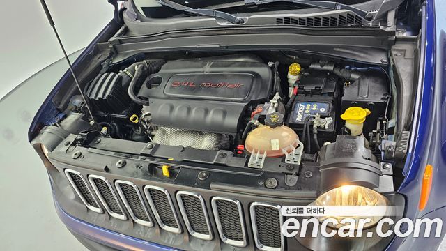 Jeep Renegade 2.4 Longitude 2016 — фото 6