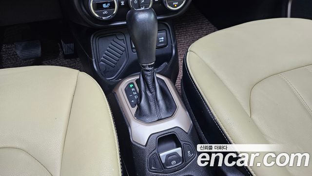 Jeep Renegade 2.4 Longitude 2016 — фото 9