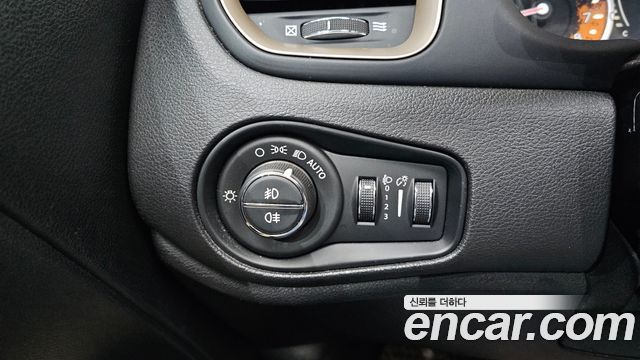 Jeep Renegade 2.4 Longitude 2016 — фото 17