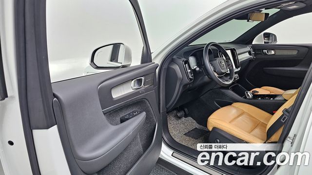 Volvo XC40 B4 Inscription 2021 — фото 10