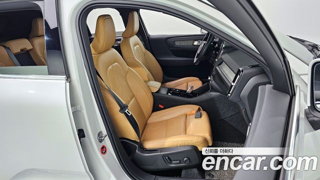 Volvo XC40 B4 Inscription 2021 — фото 12