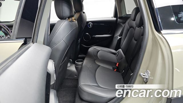MINI Cooper S 5Door Standard 3rd 2019 — фото 12
