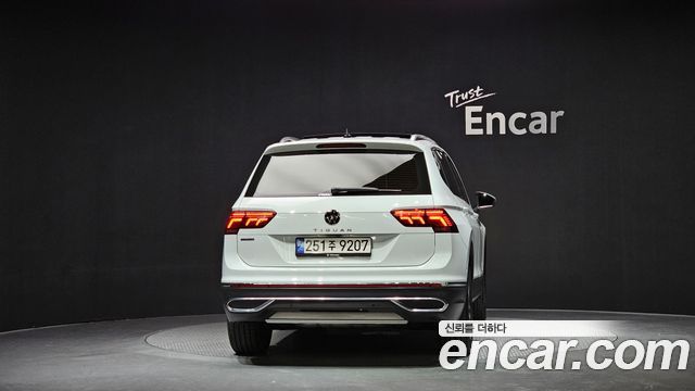 Volkswagen Tiguan Allspace 2.0 TSI Prestige 2023 — фото 4
