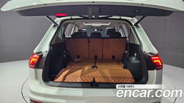 Volkswagen Tiguan Allspace 2.0 TSI Prestige 2023 — фото 20