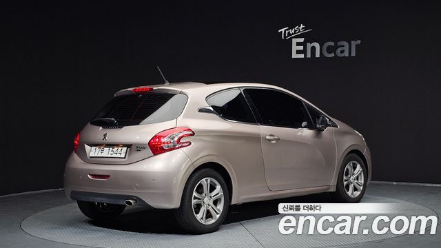 Peugeot 208 1.6 e-HDi Allure 3Door 2013 — фото 2