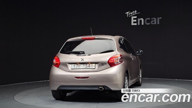 Peugeot 208 1.6 e-HDi Allure 3Door 2013 — фото 4