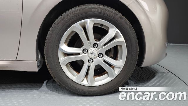 Peugeot 208 1.6 e-HDi Allure 3Door 2013 — фото 5
