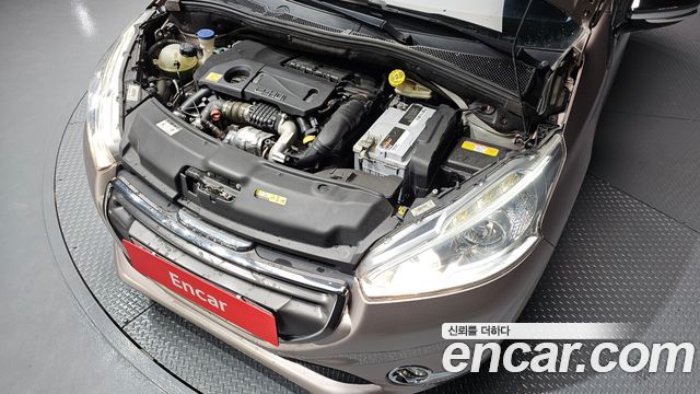 Peugeot 208 1.6 e-HDi Allure 3Door 2013 — фото 6
