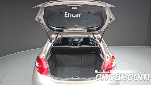 Peugeot 208 1.6 e-HDi Allure 3Door 2013 — фото 20