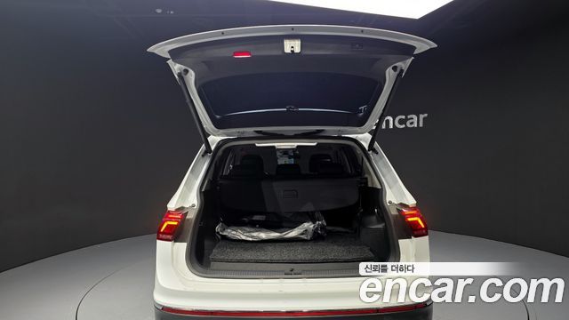 Volkswagen Tiguan Allspace 2.0 TSI Prestige 2023 — фото 20