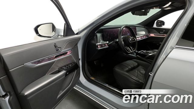 BMW 7 Series (G70) 740i sDrive M Sport Individual 2023 — фото 10