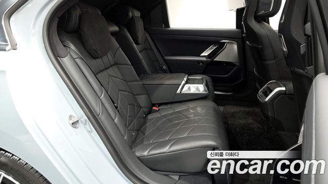 BMW 7 Series (G70) 740i sDrive M Sport Individual 2023 — фото 12