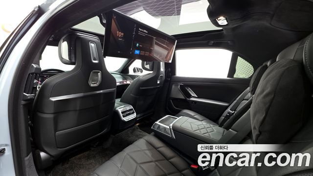 BMW 7 Series (G70) 740i sDrive M Sport Individual 2023 — фото 19