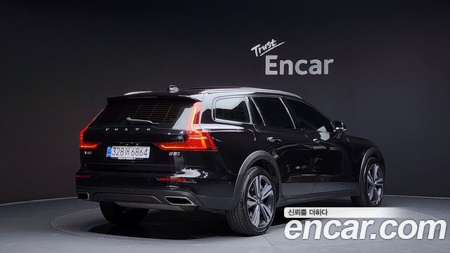 Volvo V60 Cross Country (II) B5 Pro AWD 2021 — фото 2