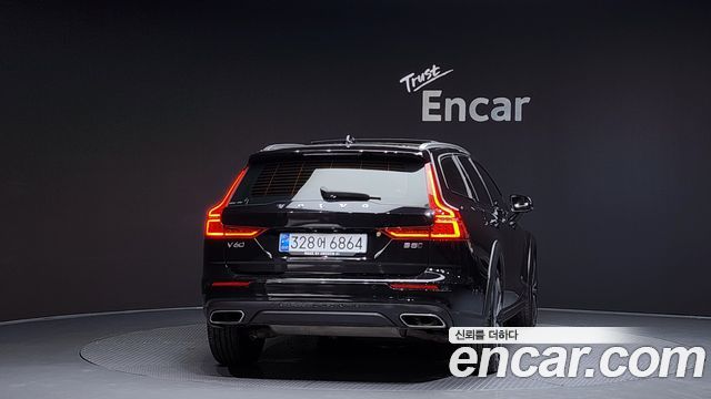 Volvo V60 Cross Country (II) B5 Pro AWD 2021 — фото 4