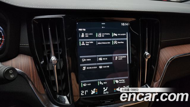 Volvo V60 Cross Country (II) B5 Pro AWD 2021 — фото 17