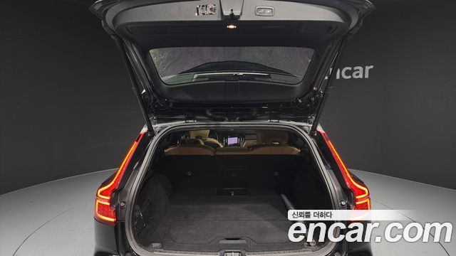 Volvo V60 Cross Country (II) B5 Pro AWD 2021 — фото 20