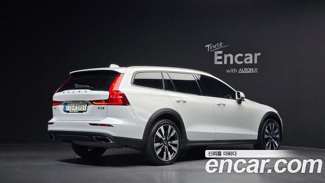 Volvo V60 Cross Country (II) B5 Pro AWD 2022 — фото 2