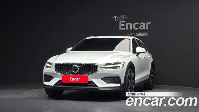 Volvo V60 Cross Country (II) B5 Pro AWD 2022 — фото 3