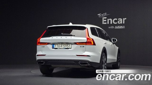 Volvo V60 Cross Country (II) B5 Pro AWD 2022 — фото 4