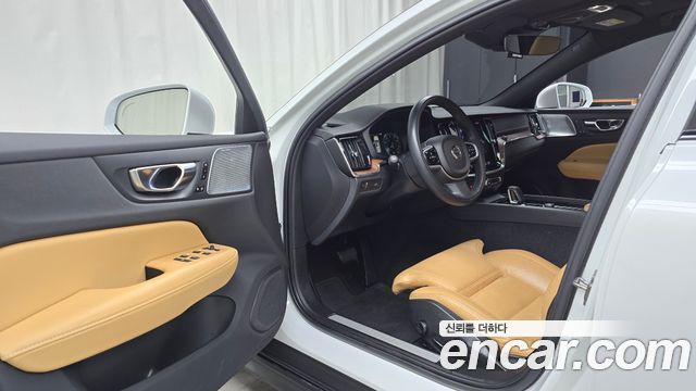Volvo V60 Cross Country (II) B5 Pro AWD 2022 — фото 10