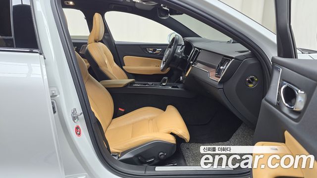 Volvo V60 Cross Country (II) B5 Pro AWD 2022 — фото 11